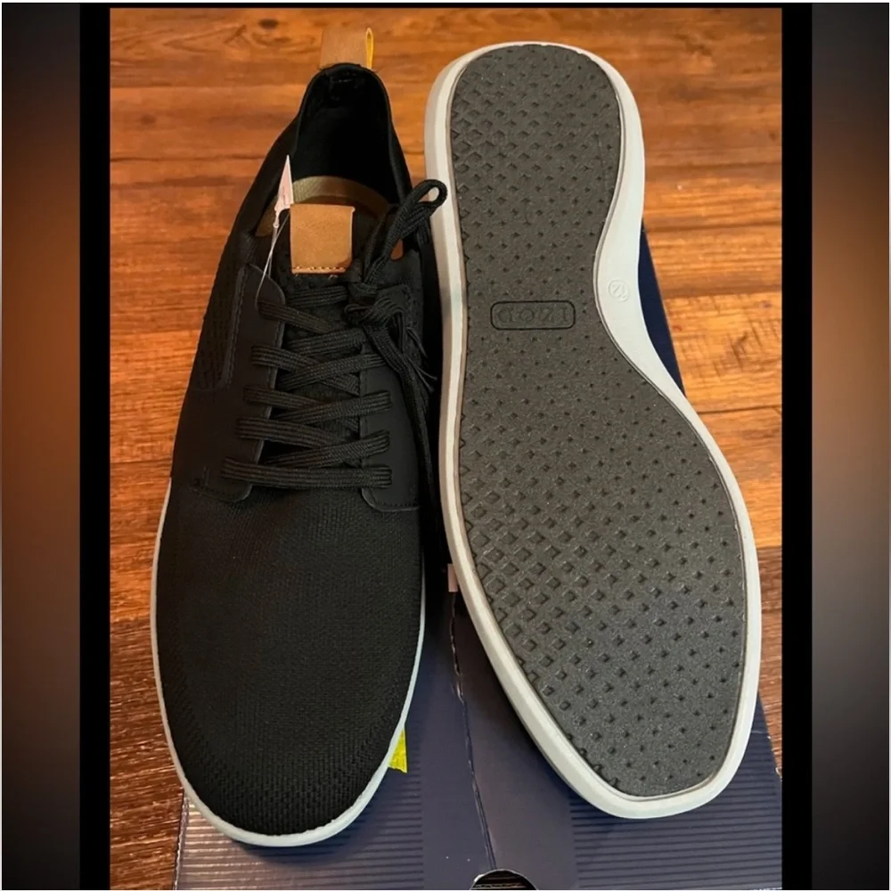 IZOD “Bannister”Lightweight Stretch Textile Memory Foam/Flexible Outsole Sneaker